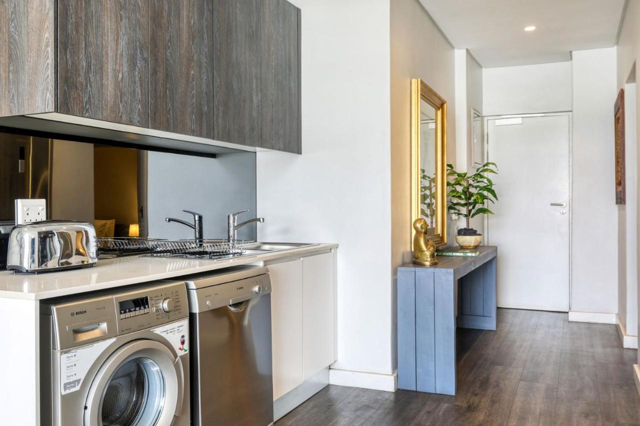 Backup-Powered Classic Luxury Apartment Кейптаун Екстериор снимка